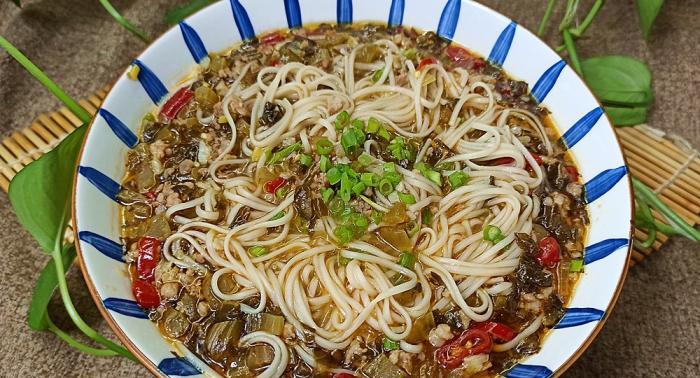 酸菜肉末湯麵製作過程